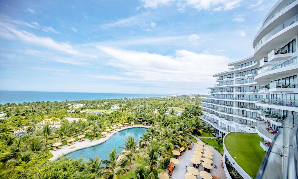 Combo 2 ngày 1 đêm Cam Ranh Riviera Beach Resort & Spa + 5 bữa ăn